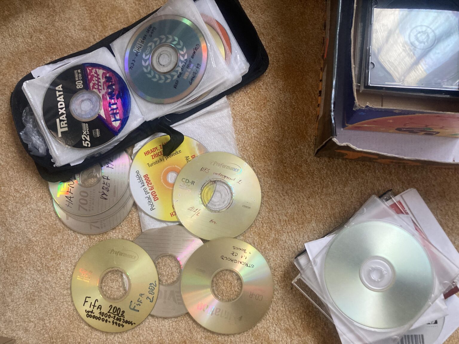 古いCD/DVDを処分する方法は？
