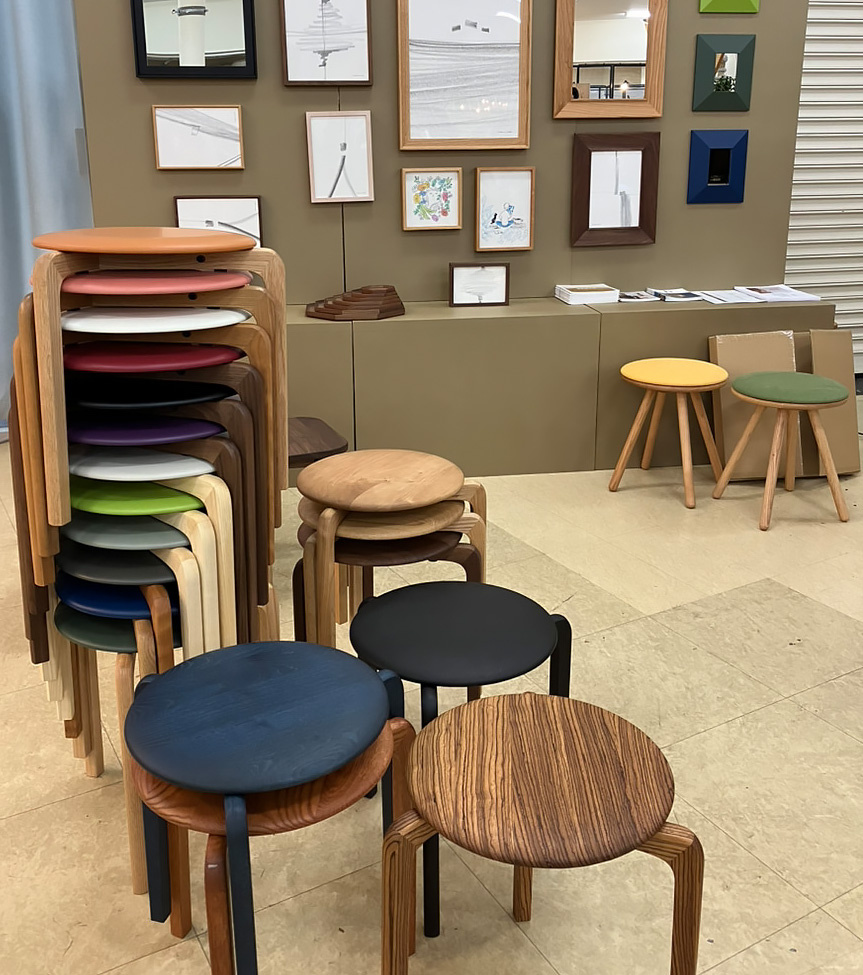 INIT　職人の手でつくられたスツール