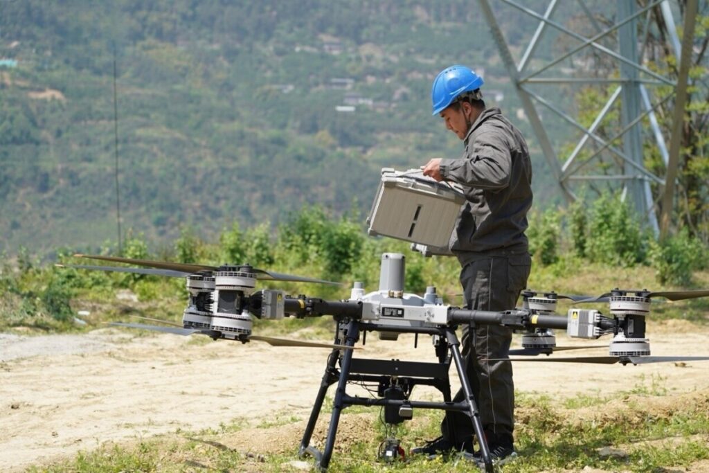 重慶の特別高圧直流送電プロジェクト、ドローンが長江跨ぎ架設作業―中国