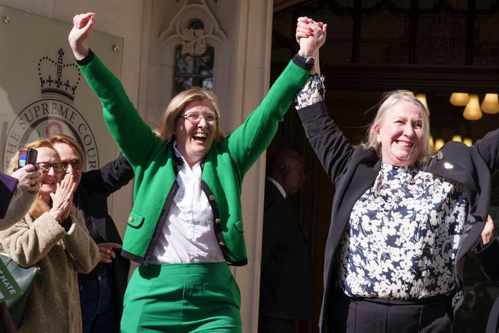 （左から）ロンドンの最高裁判所の前で判決を喜ぶフォー・ウィメン・スコットランドのスーザン・スミス氏とマリオン・カルダー氏（2025年4月16日）