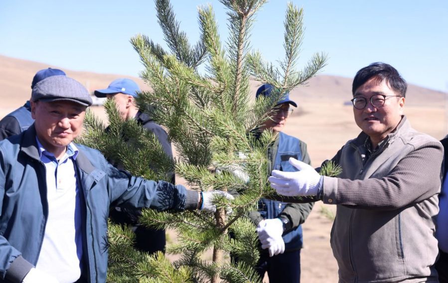 Speaker of the National Assembly of South Korea Plants Tree in Mongolia