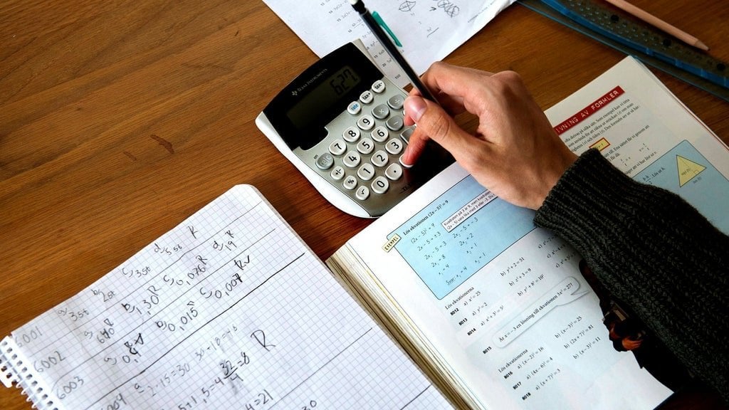 DNの議論：「私たちは数えられない財務学生を教育することを余儀なくされています」