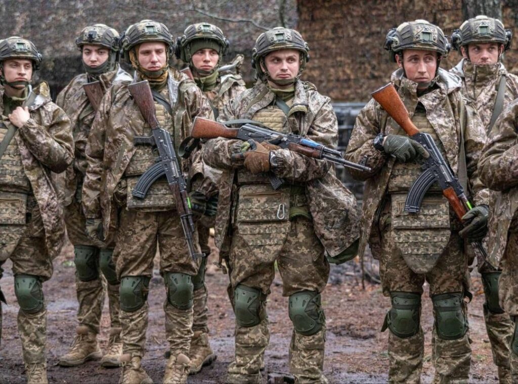 ナイフ、サッパーワーク、ライフルトレーニングでトレーニングを行っている新しい新兵は、ウクライナ軍のナイツオブザウィンターキャンペーンにちなんで名付けられた28番目の別々の機械化旅団からのトレーニングを受けています。