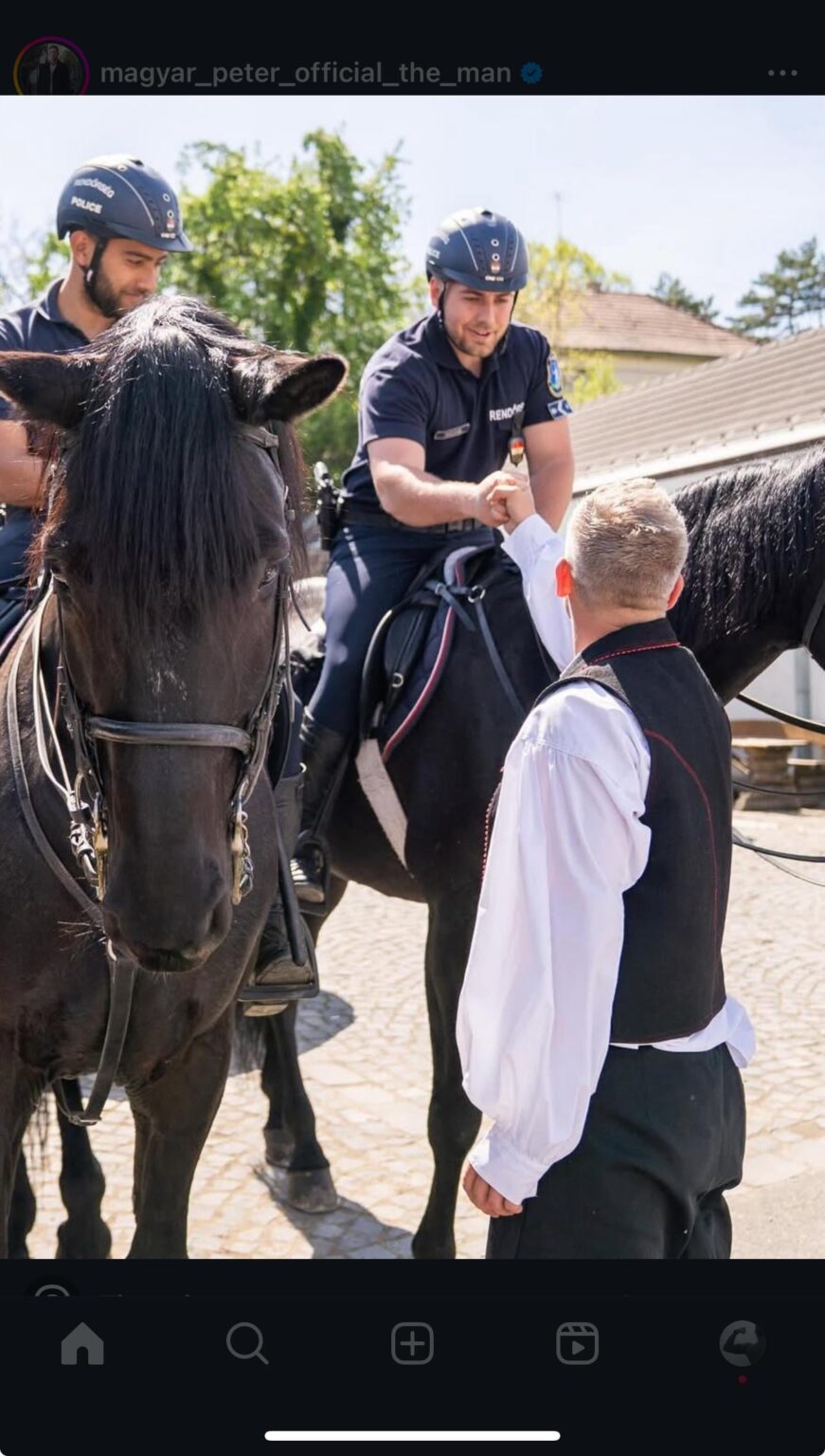 ピーター・マジャールはホロク乗馬警察の拳を打った - 写真