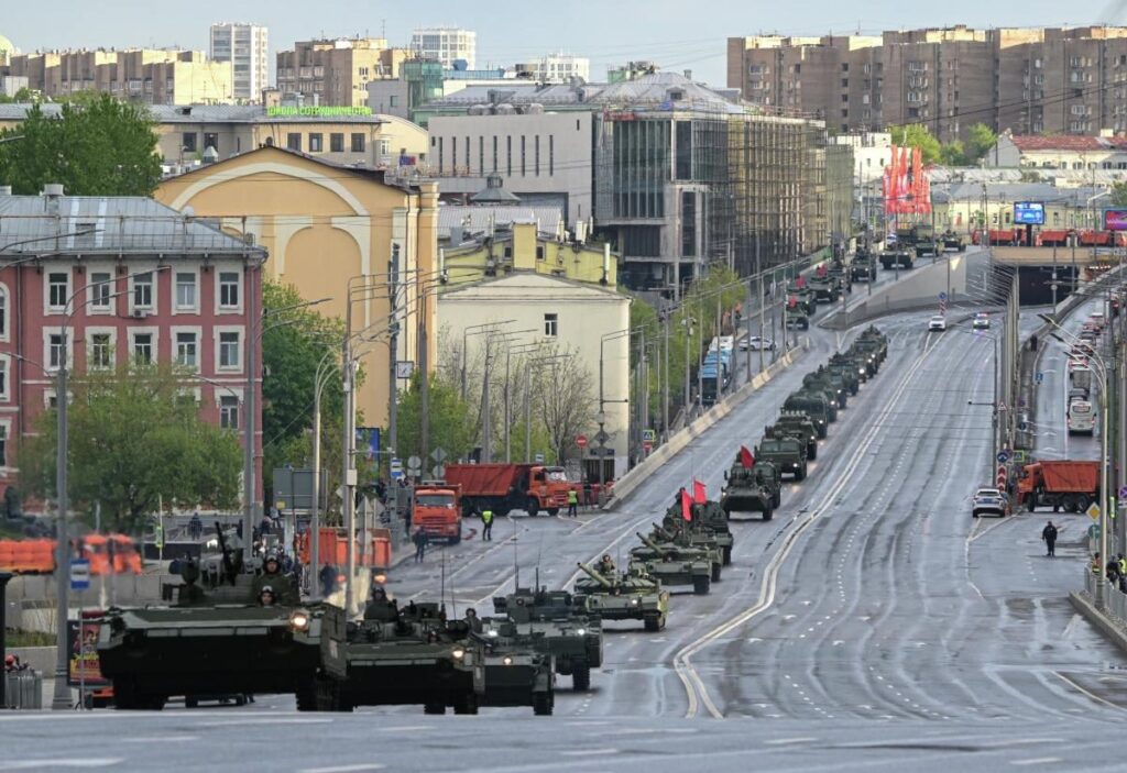モスクワおよびその他のロシアの都市は現在、5月9日のパレードのために軍事装備の列を使用して慣行を行っており、人口密度の高い地域で有効な軍事標的になっています。ロシアの国民と軍隊は現在、特に防空を信用していないため、警戒しています