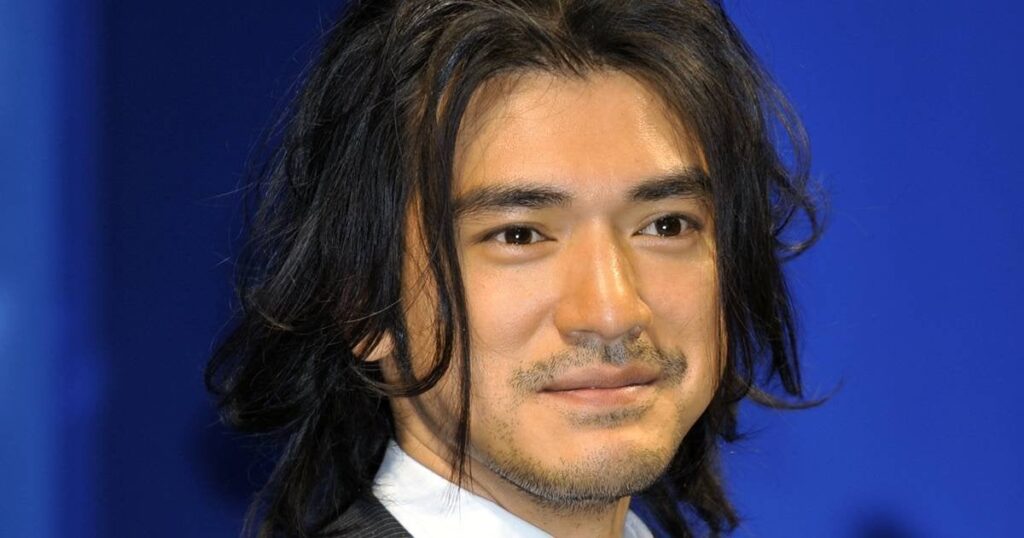 「全く老けてない」8年前に消えた伝説イケメン俳優（51） 電撃復活で見せた“激渋な近影”にネット騒然【台湾出身・金城武】