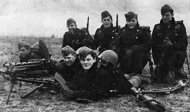 ドイツは1940年4月9日に85年前にデンマークとノルウェーに侵入しました。両国は、ドイツ人と戦うためにノルウェーに上陸した同盟国と一緒に、彼らの国を擁護しました。その日、ブリュチャーと呼ばれる軍艦がオスロフィヨルドで破壊されました。 （20枚の写真のコレクション）