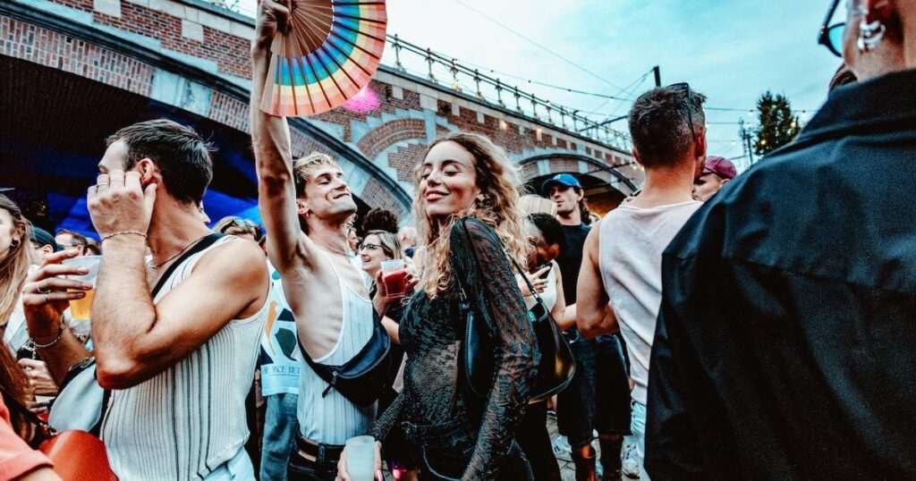 若者はLGBTQ+に対してますます寛容ではありません：「同性愛嫌悪は正常化されています」