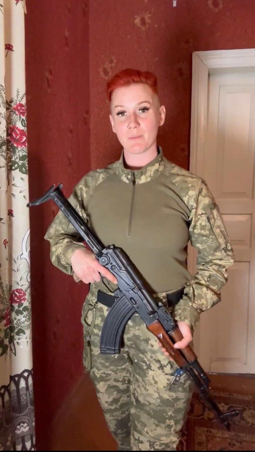 第93旅団スペシャルライフル大隊からのAK -74（5.45x39mm）の攻撃ライフルを備えたカナダのボランティア戦闘メディック - ウクライナ軍の第93機械化旅団Kholodnyi Yar  -