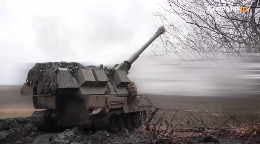 イギリスのAS-90（155mm）ウクライナ軍からの自走式how弾砲（SPH） - 東部の最前線のロシアの標的で従来の砲弾とクラスターシェルを発射します。