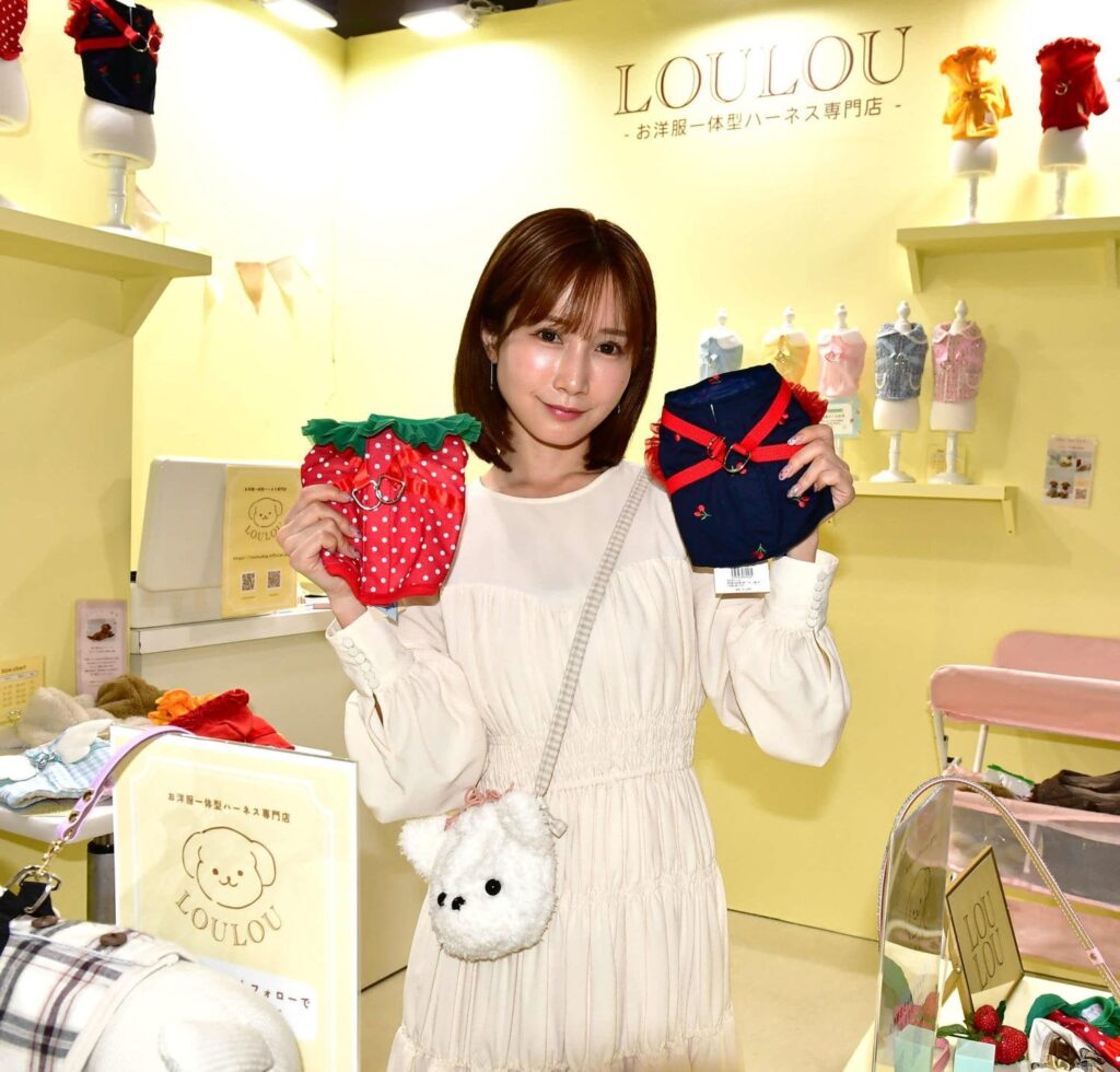 人気セクシー女優の小島みなみ「気軽に来て」飼い犬向けの洋服一体型ハーネス専門ブランドを出店