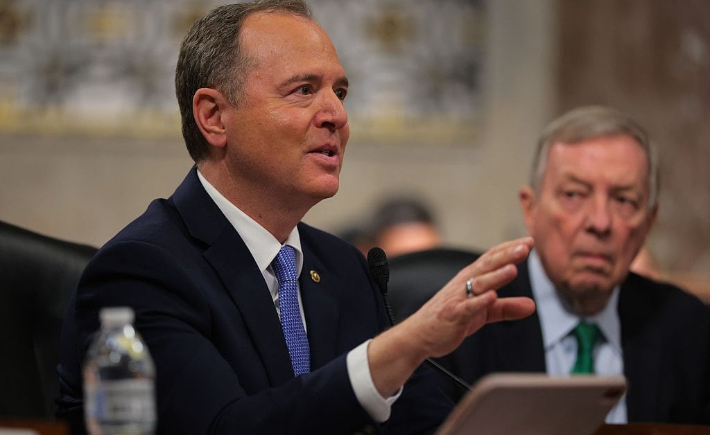 Adam Schiffは、関税の一時停止をめぐってトランプとのインサイダー取引調査を求めています