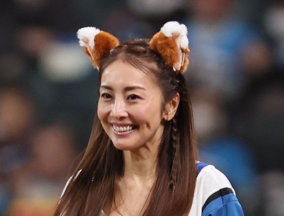 胸元危うい！エスコンの美魔女キツネ・熊切あさ美 超ミニ絶対領域も見せた44歳ドッキドキ始球式 - よろず〜ニュース