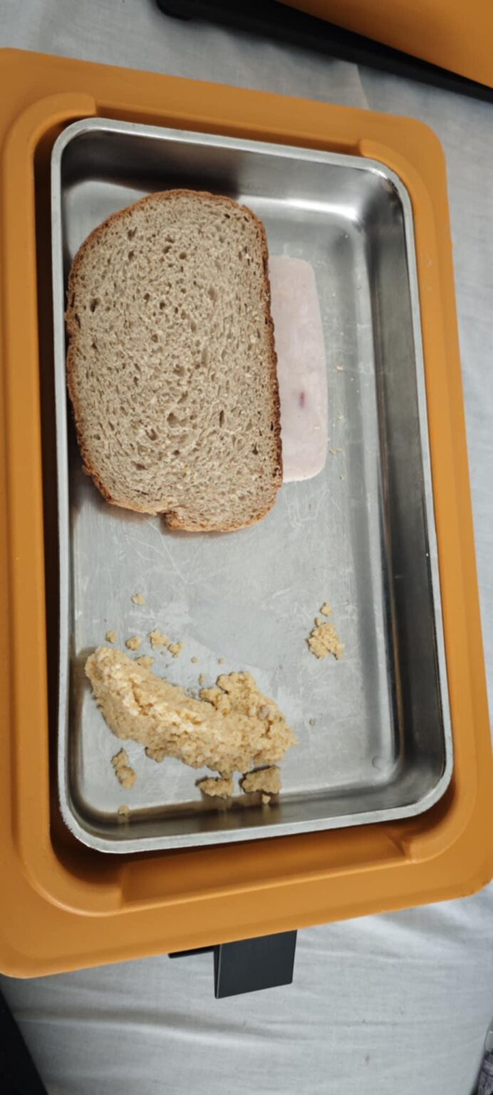コシツェ病院で母親と一緒に入院した3.5歳の子供のための夕食