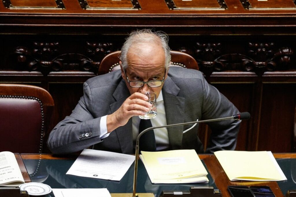 アルバニアのセンターからの移民の最初の本国送還を行った後、費用(6000ユーロ)はイタリアからの通常の本国送還を2倍以上に超えており、別の法的問題があります アルバニアのセンターからの移民の最初の本国送還を行った後、費用(6000ユーロ)はイタリアからの通常の本国送還を2倍以上に超えており、別の法的問題があります