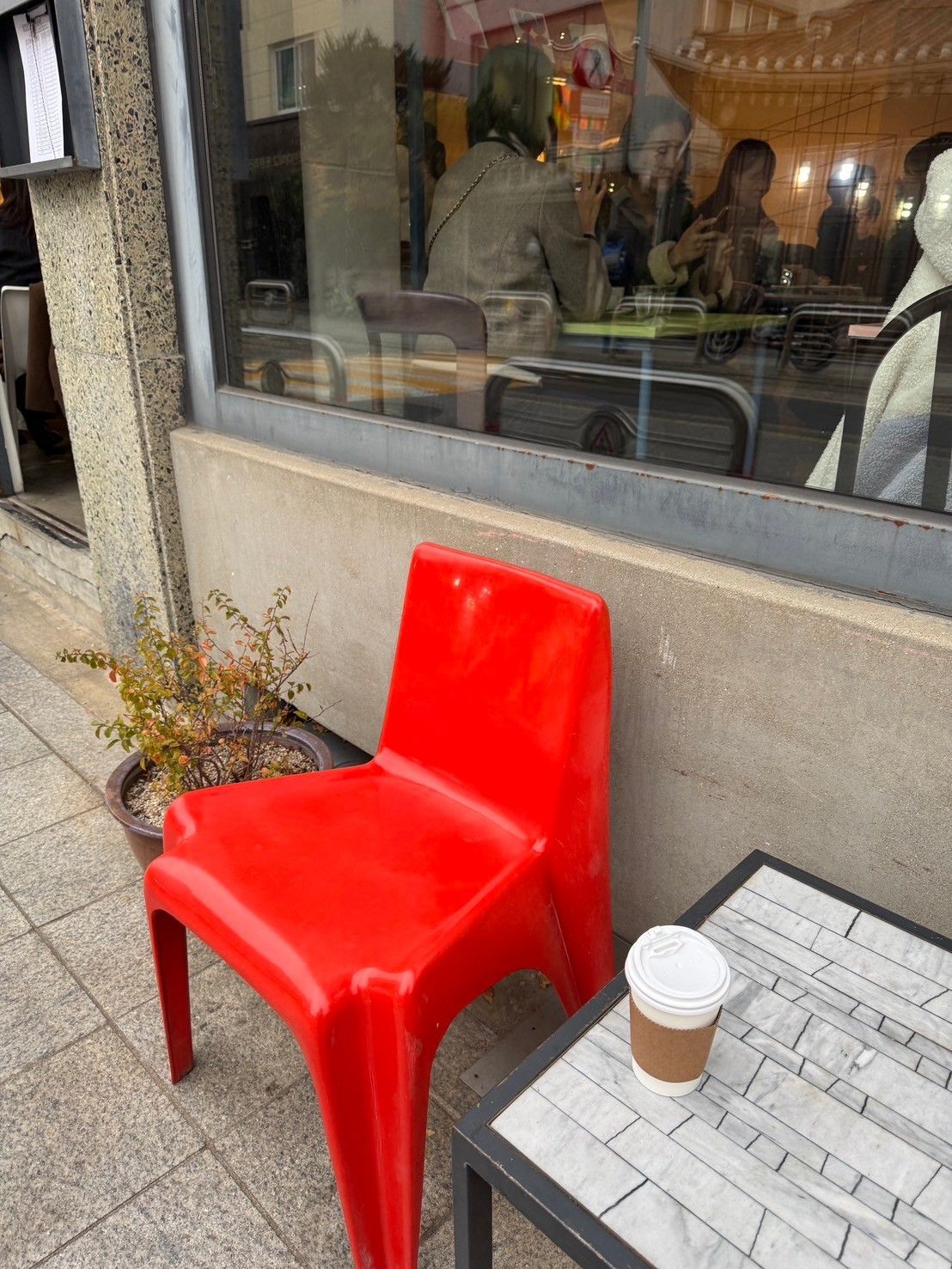 真っ赤なチェアが目印のmk2カフェは、カフェ文化の中でも常に賑わいを見せている