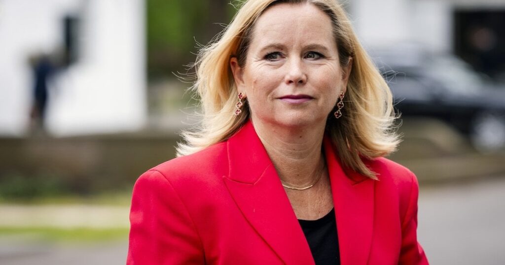 クレーバー大臣は、前代未聞のオランダであまりにも多く支払われました：「標準は私には知られていませんでした」