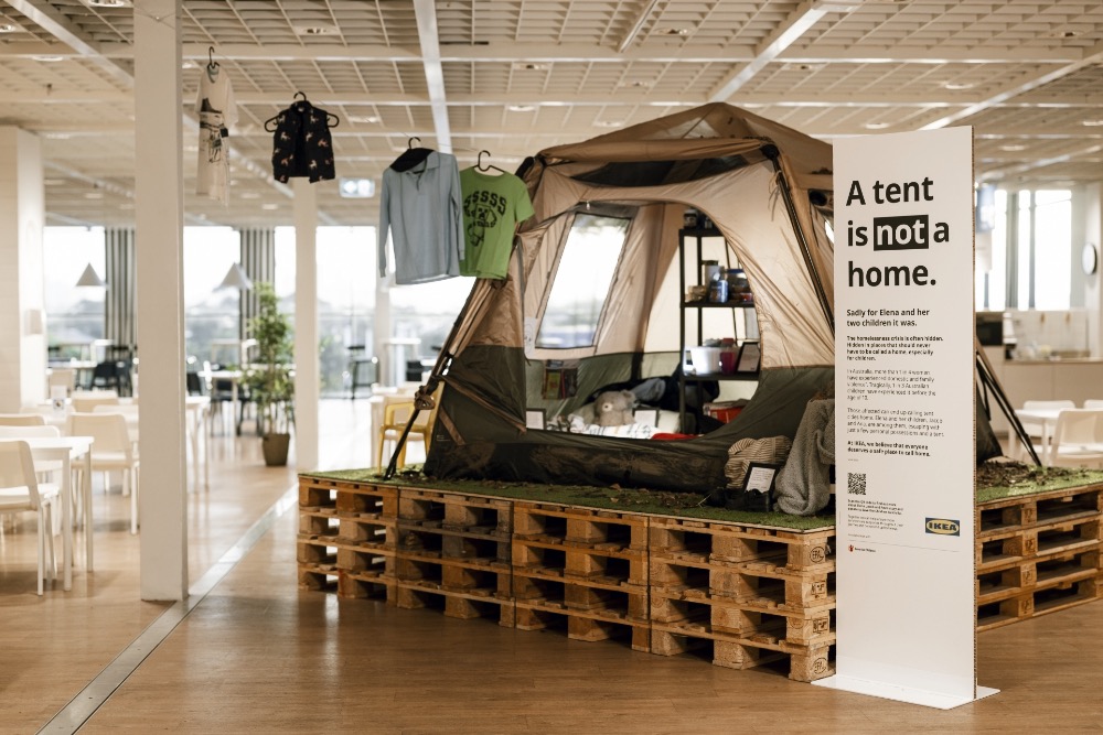 DVから逃れて安心、じゃない。IKEAの展示が問う、家庭内暴力とホームレス問題の関係 | 世界のソーシャルグッドなアイデアマガジン | IDEAS FOR GOOD