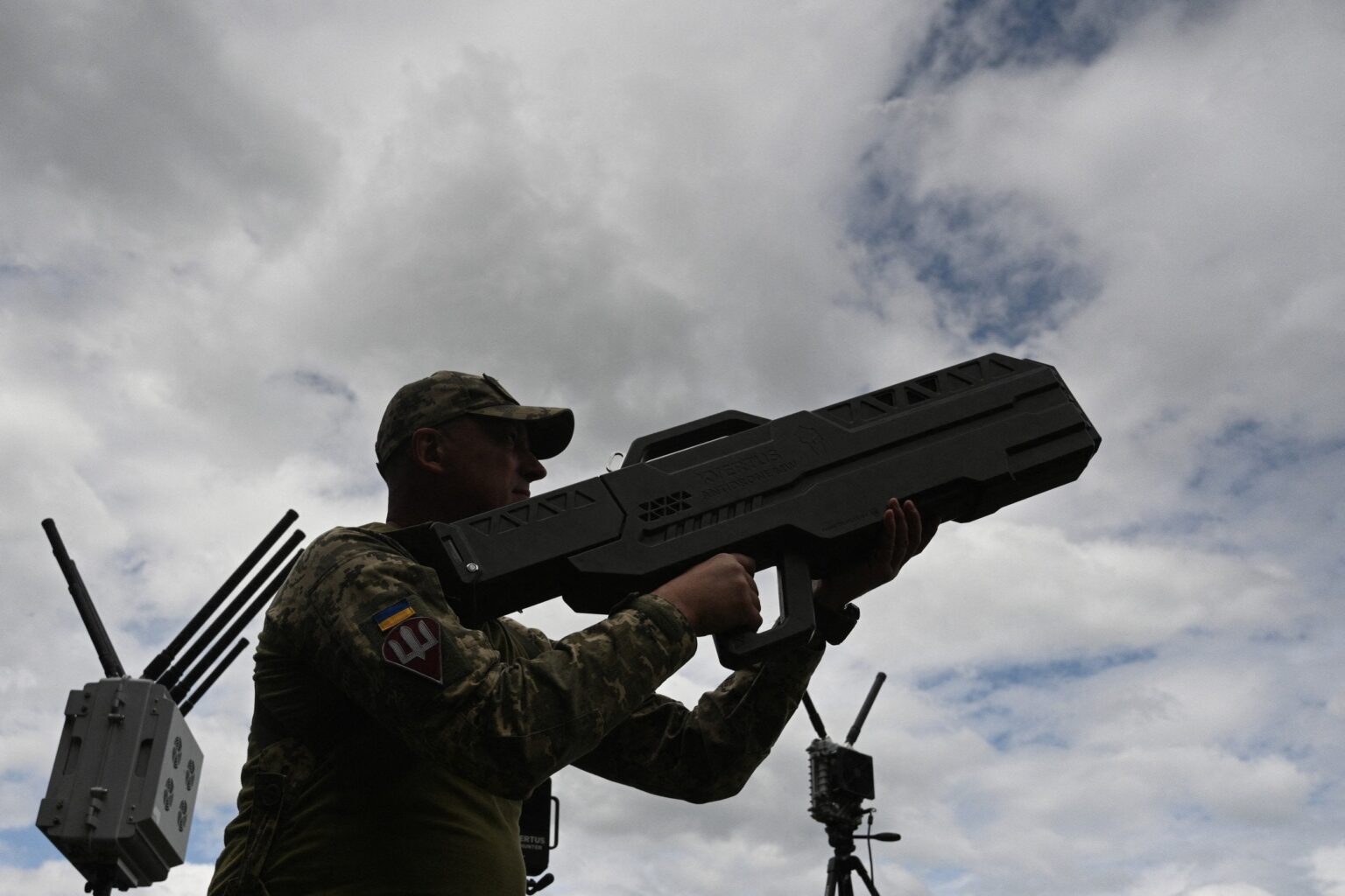 ロシアは、電子戦のチーフが死ぬにつれて、自動車爆弾攻撃の波に苦しむ
