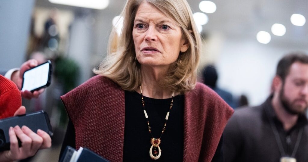 GOP上院議員のリサ・マルコウスキは、ドナルド・トランプによる報復を「私たちは皆恐れている」と言います