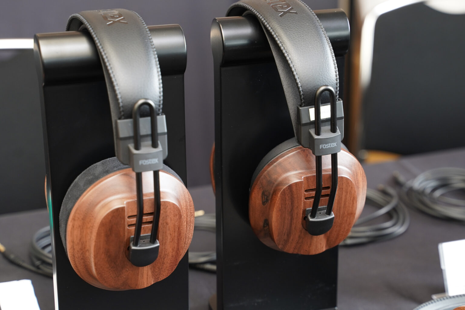 フォステクスやFitEarから新ヘッドフォン。インドからユニークな静電型ヘッドフォン上陸 - AV Watch