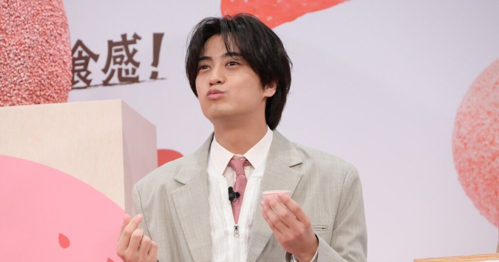 高橋海人＆松村北斗「丸亀うどーなつ」をパクパク「ハマりました」「柔らかいバネでも入れてる？」 - ナタリー