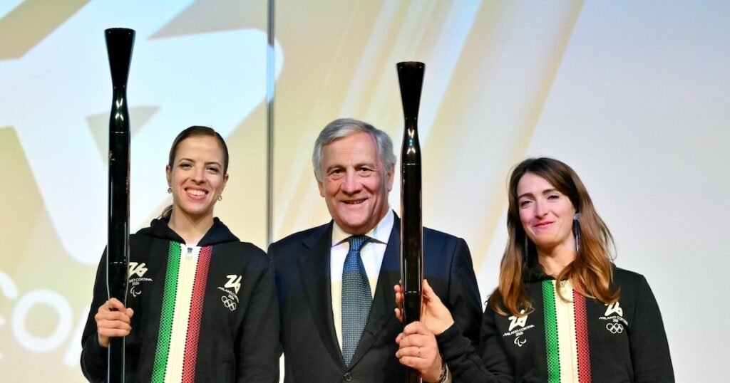 大阪万博で26年ミラノ・コルティナ冬季五輪の聖火トーチを披露　イタリア館で展示中 - WWDJAPAN