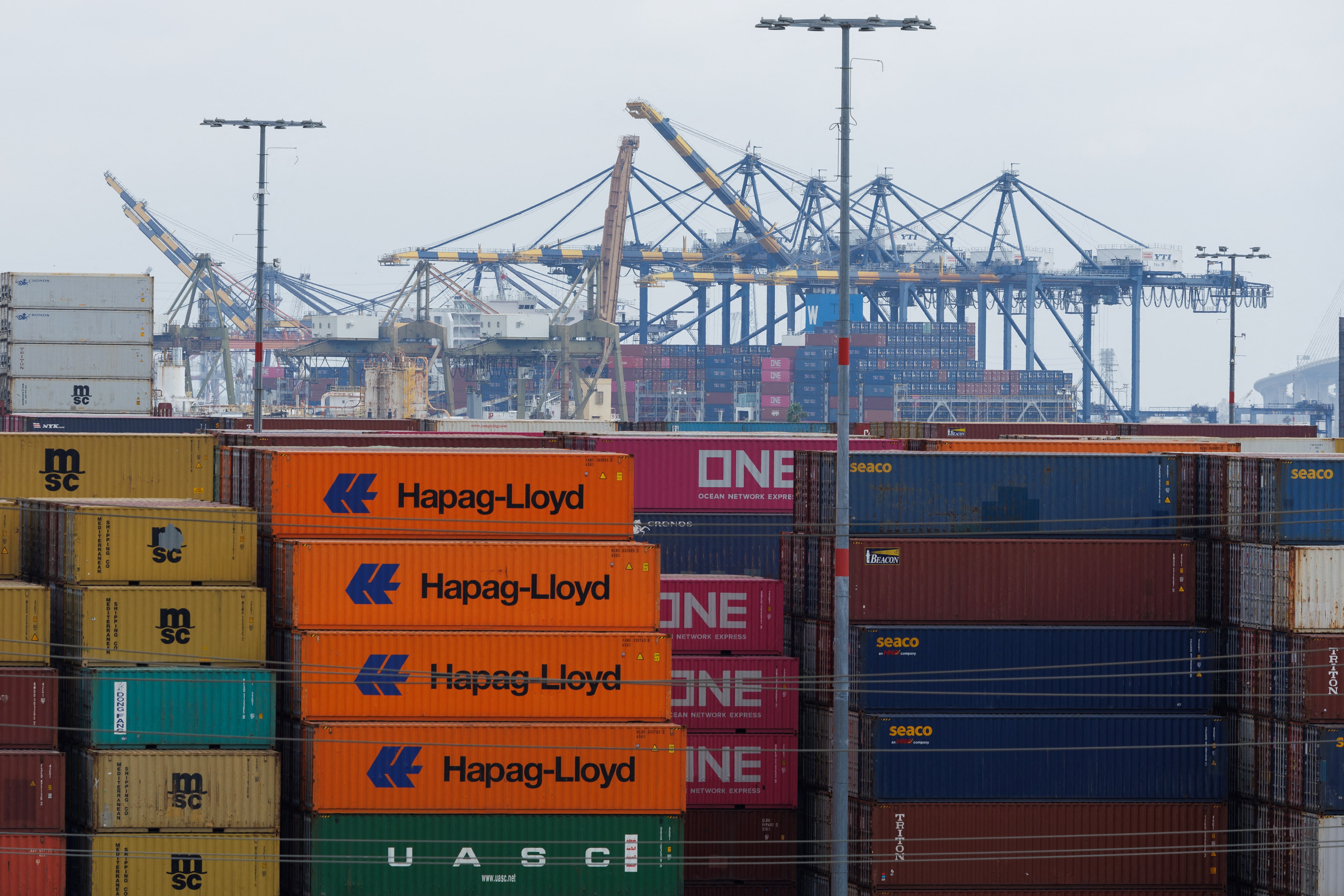 ロサンゼルス港、アジア輸入貨物が来週35％減へ　中国貨物停止＝幹部