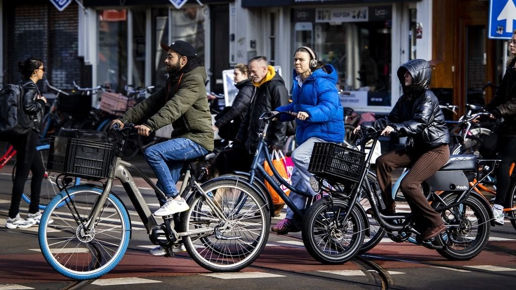 オランダの人々は自転車のヘルメットを望んでいませんが、それはそれを変えるかもしれません