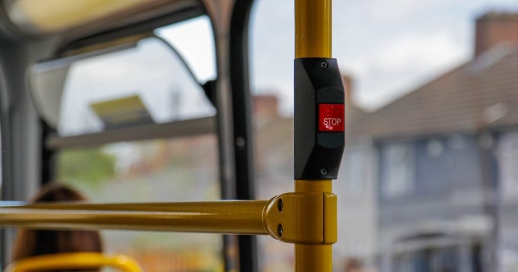 ダブリンのバスの運転手は、組合がサービスを撤回するため、「銃で脅した」