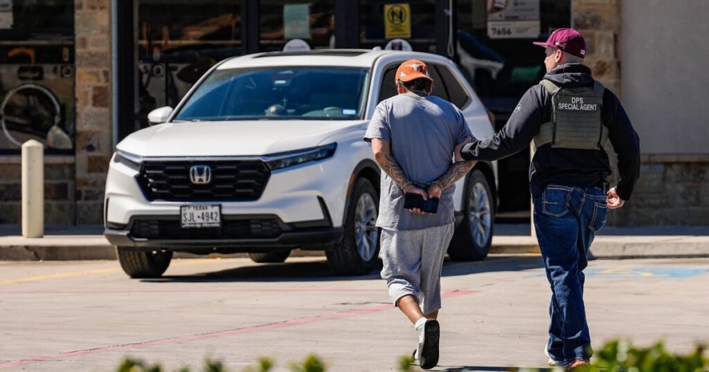 トランプDOJは、捜索令状なしで家に侵入するように氷を命じました