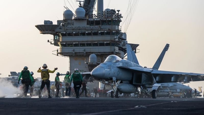 米海軍は、航空機の運送業者から紅海に船外に落ちた後、6,000万ドルの戦闘機を失います