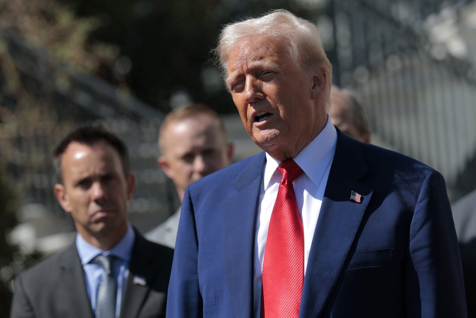 トランプ管理者は、株式市場の急増をめぐる「インサイダー取引」調査に直面しています
