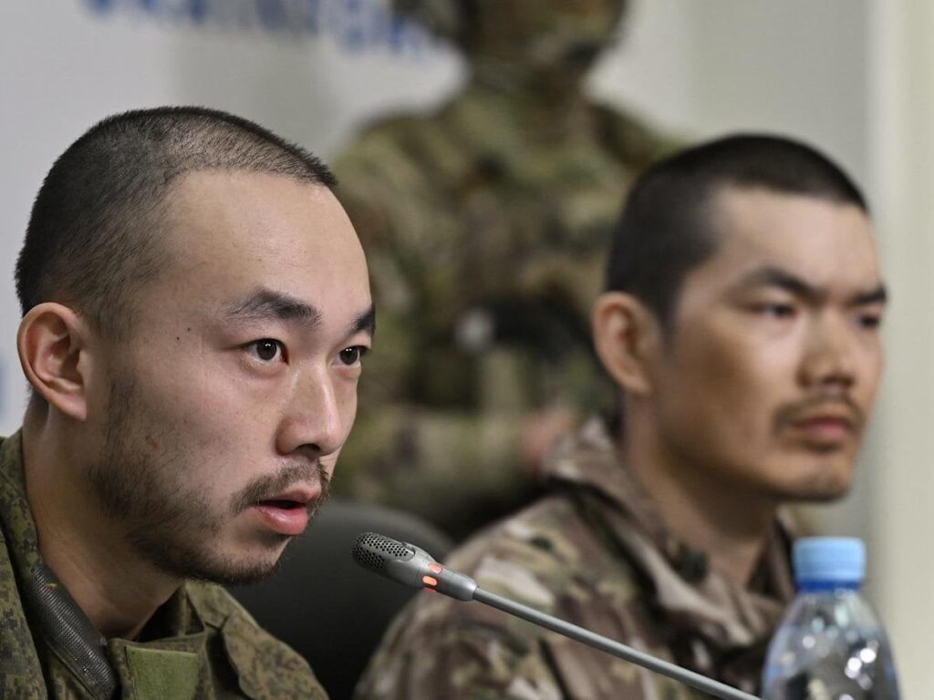 彼がロシアのために戦ったと言った中国人男性は、彼が武装した護衛なしでトイレに行くことさえできないと言った
