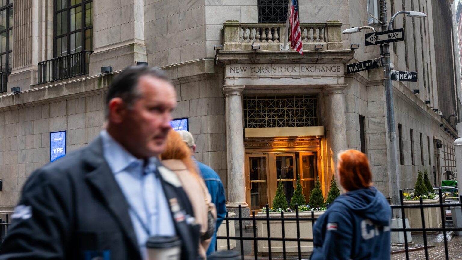 米国の富裕層たちは市場が混乱するとき、どう投資しているのか？ | トランプ関税は米国への投資に疑念を投げかけている - クーリエ・ジャポン