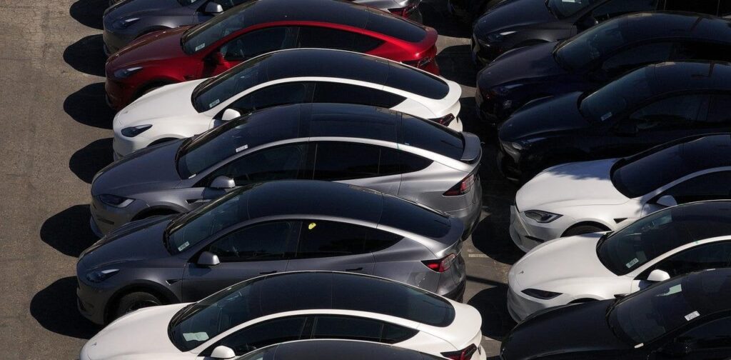 テスラのオーナーが大量に車を手放している…中古車台数が33%増加 ― 業界専門家によるとイーロン・マスクの行動が一因