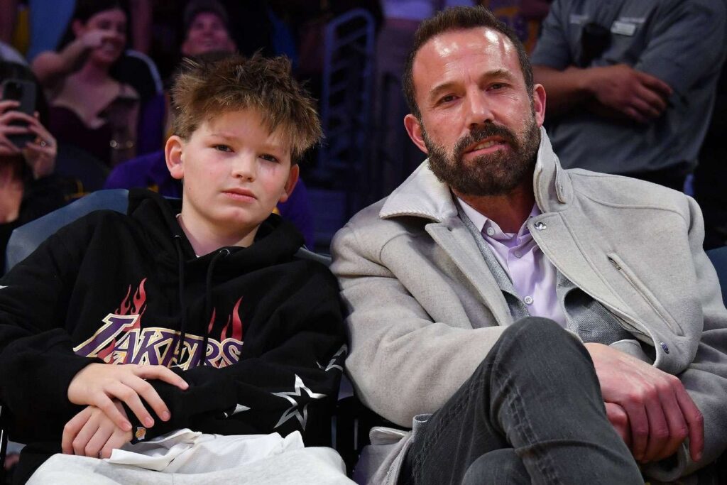 ベン・アフレックは、彼の年長の子供たちが仕事をしていると言い、息子のサミュエル$ 6Kスニーカーを否定するというバイラルビデオを擁護します