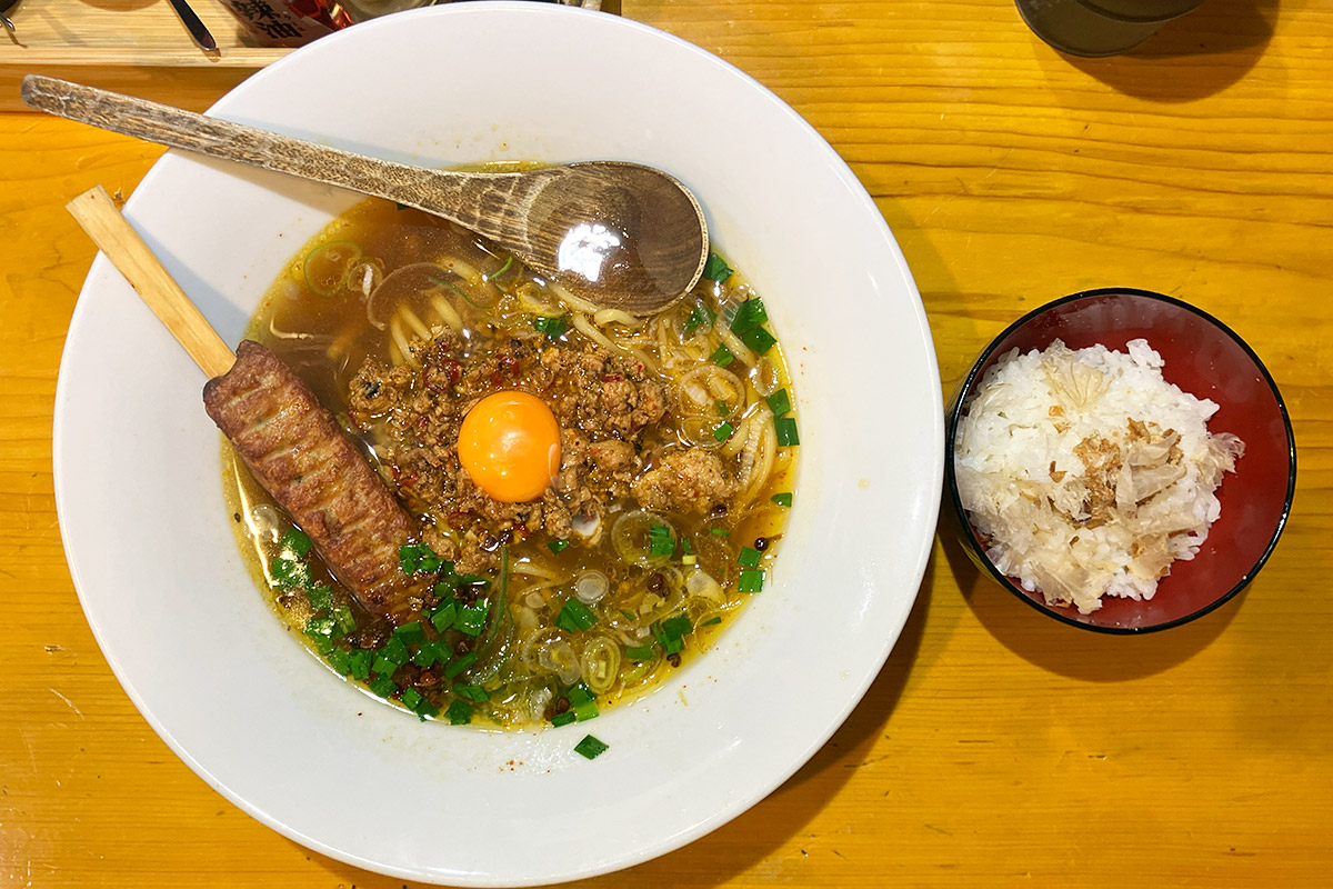 鶏そばそるとの「台湾ラーメン」980円（税込）追い飯がついてきます