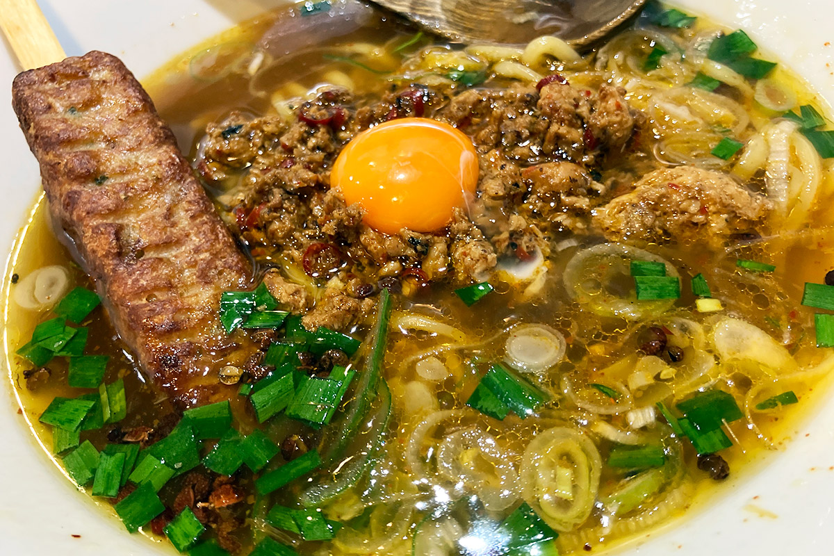 台湾ラーメンと言うからメッチャ真っ赤なのが来るのかと思ったら、意外と透明度が高い