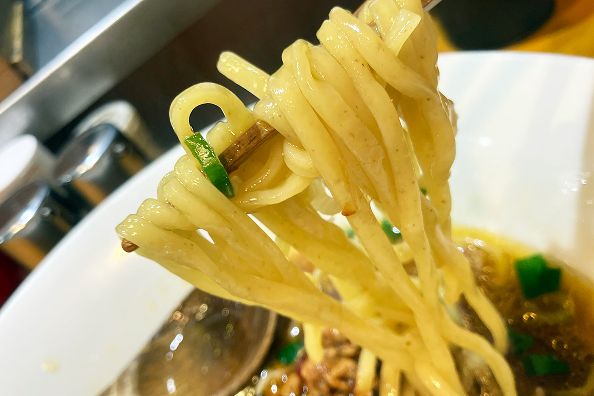 麺は平打ち全粒粉、これは「台湾まぜそば」で使っていた麺と同じかな？　