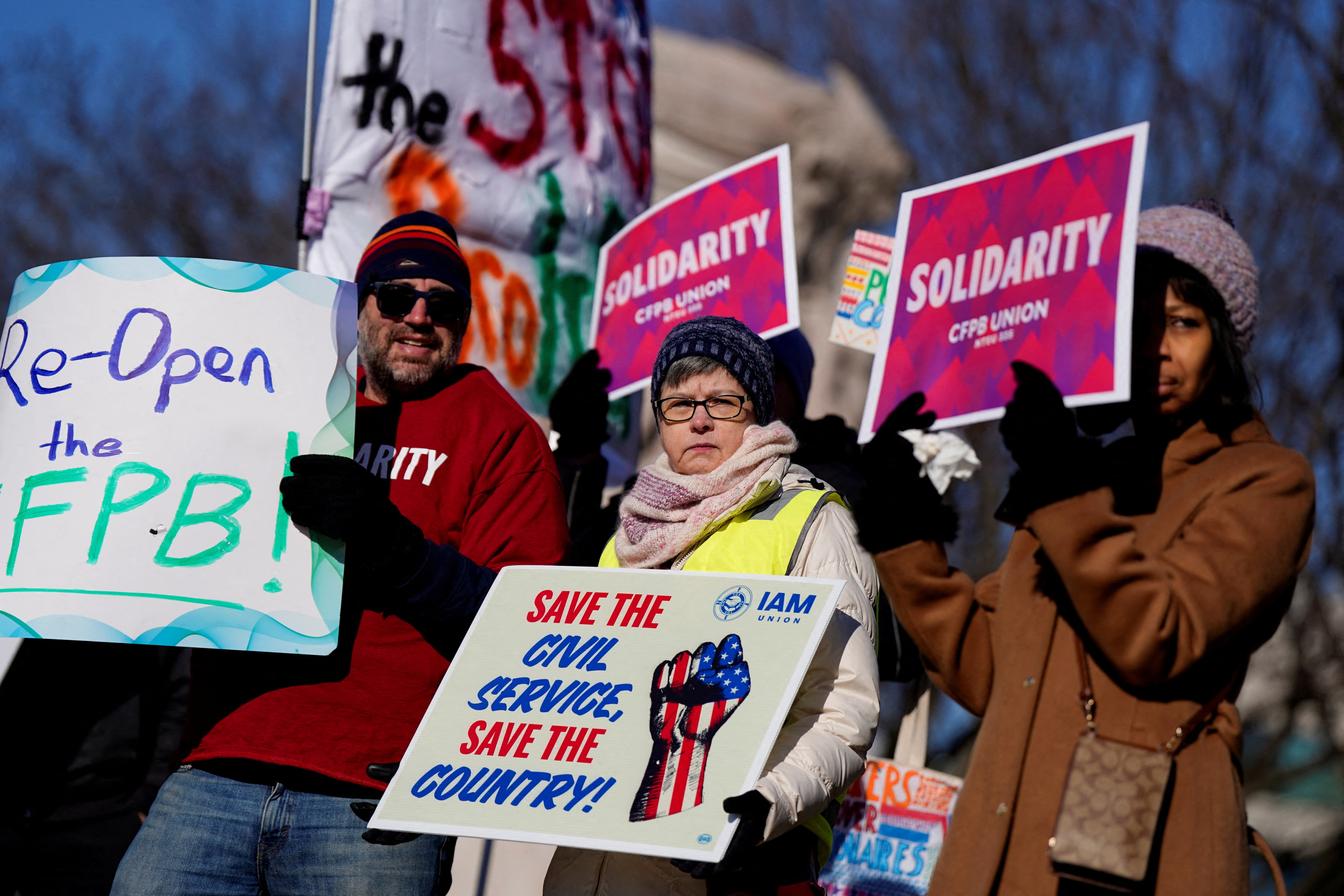 米最高裁、下級審による解雇政府職員の再雇用命令を差し止め