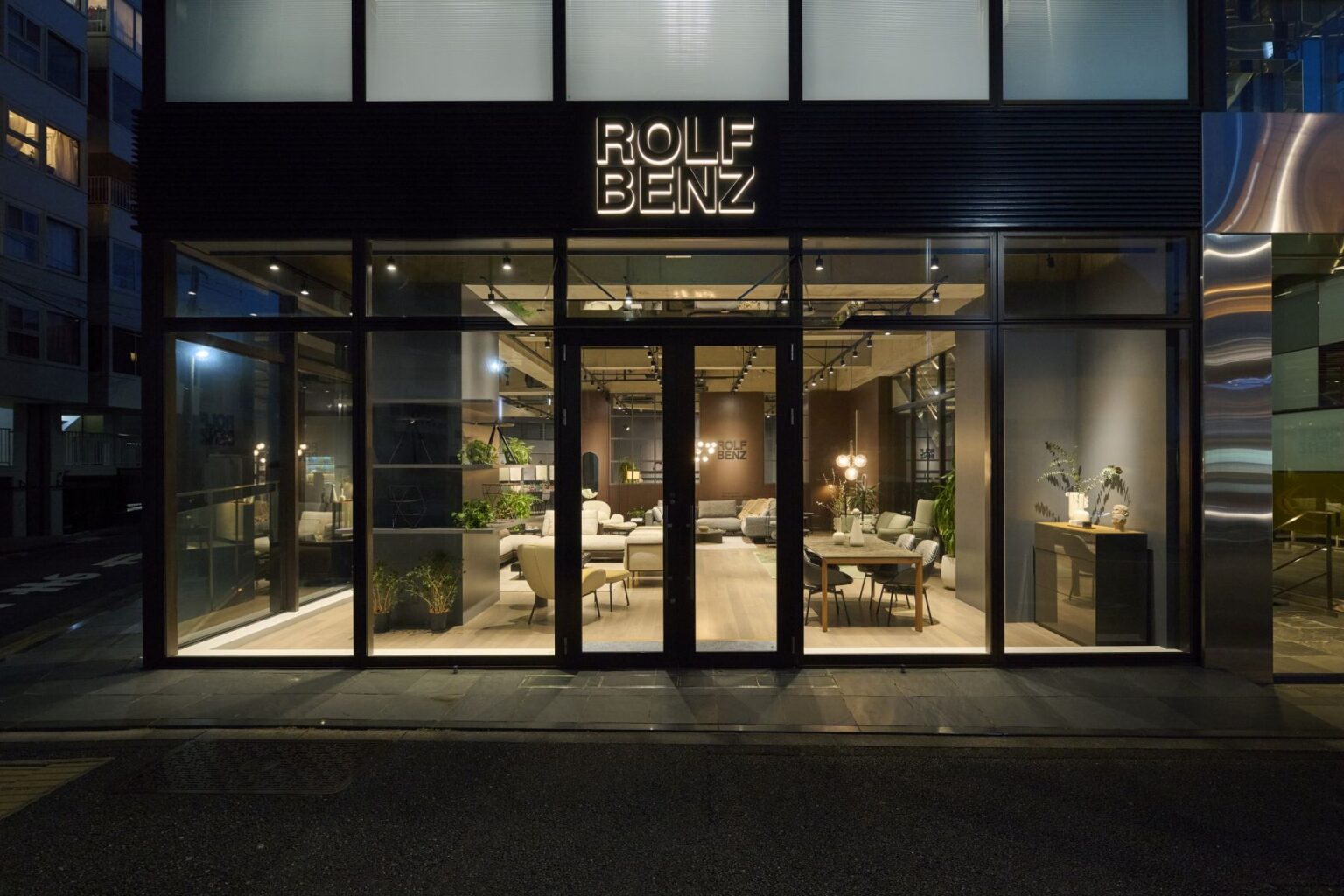 ドイツの高級家具ブランド「ROLF BENZ」が贈る、エレガンスを極めた新作ソファ＆アームチェア (2025年4月1日) - エキサイトニュース