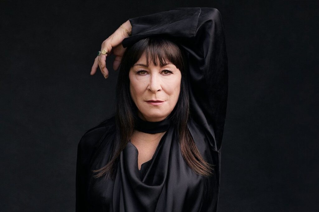 Anjelica Hustonは、彼女が個人的に癌と戦っていることを明らかにし、今では4年間「クリア」