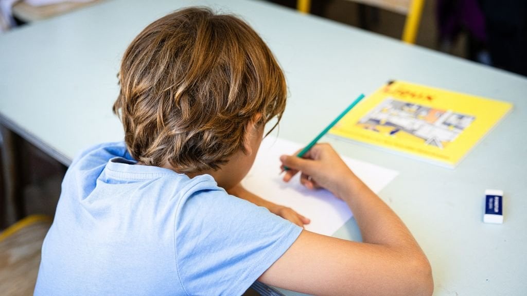 信仰のために子供を学校から守る親を起訴するのを止める