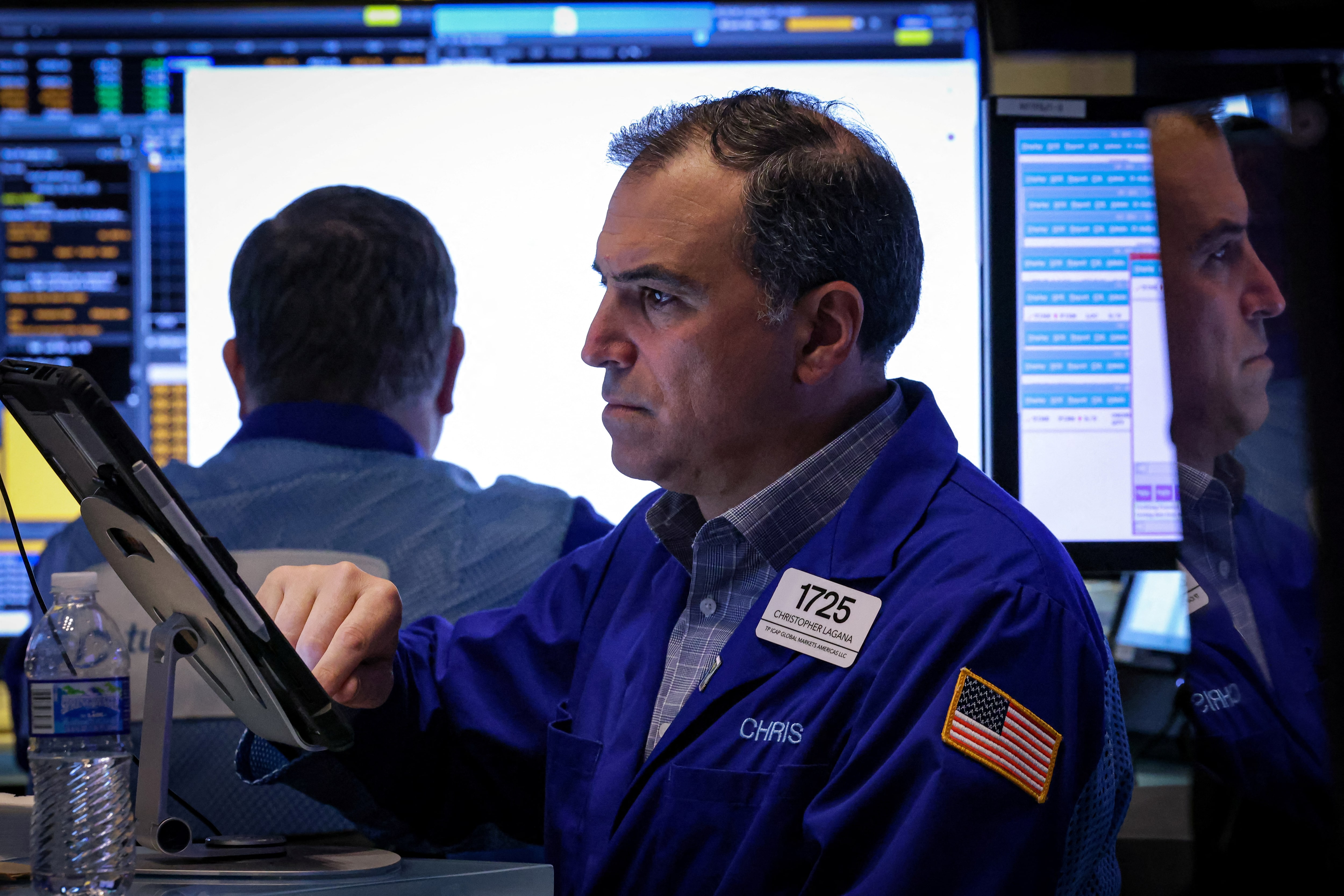 米国株式市場＝上昇、ダウ300ドル高　決算・指標・関税動向に注目