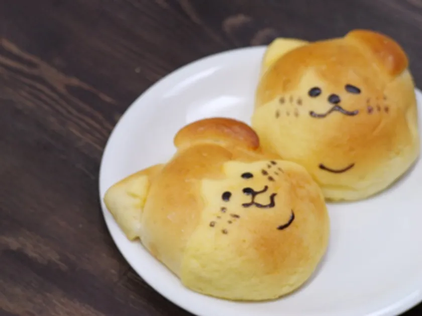 だいちゃんパン(左：中にはチョコクリーム、右：中には餡子)