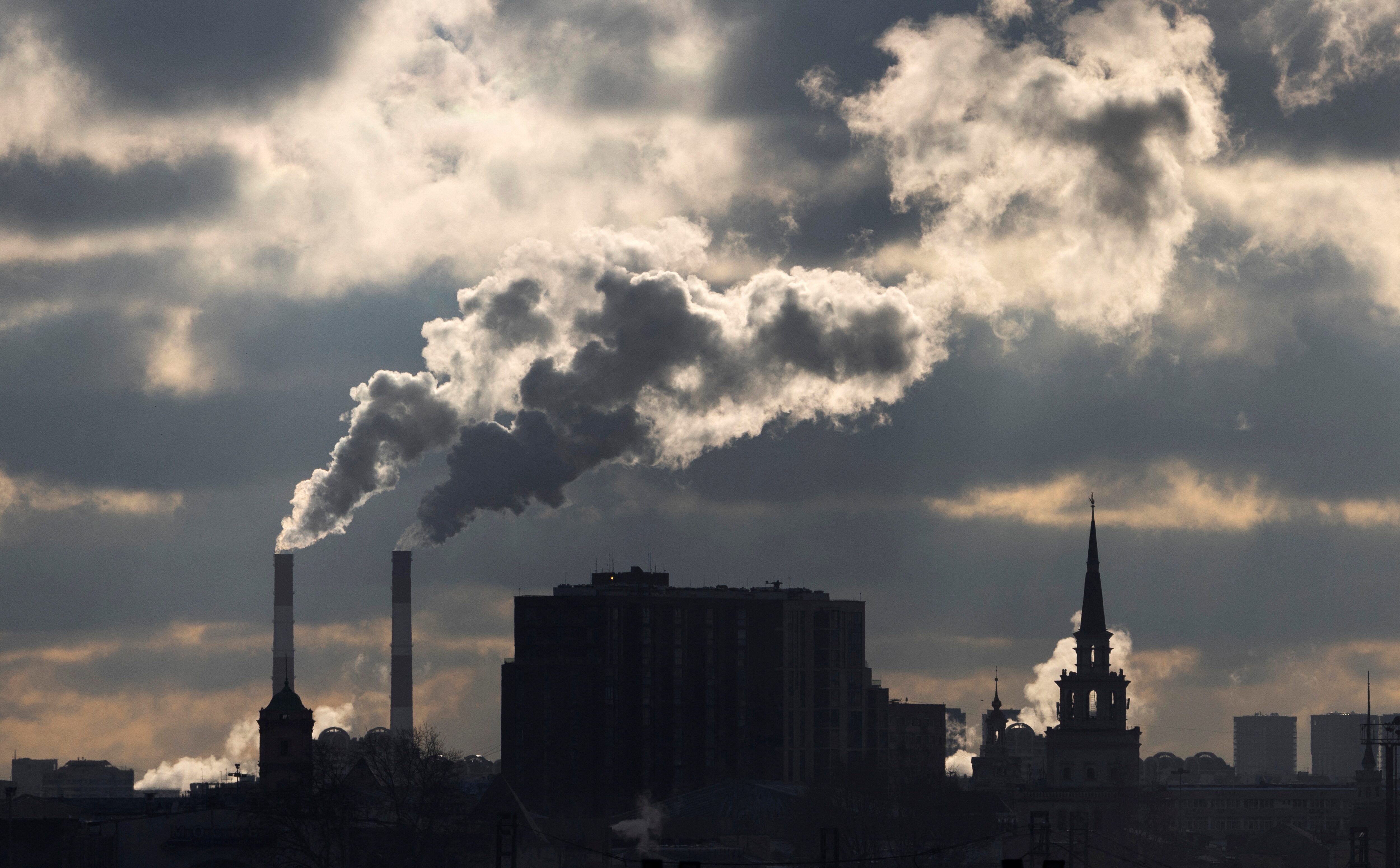 ロシアが25-27年の石油・ガス輸出収入予想を下方修正、油価下落で