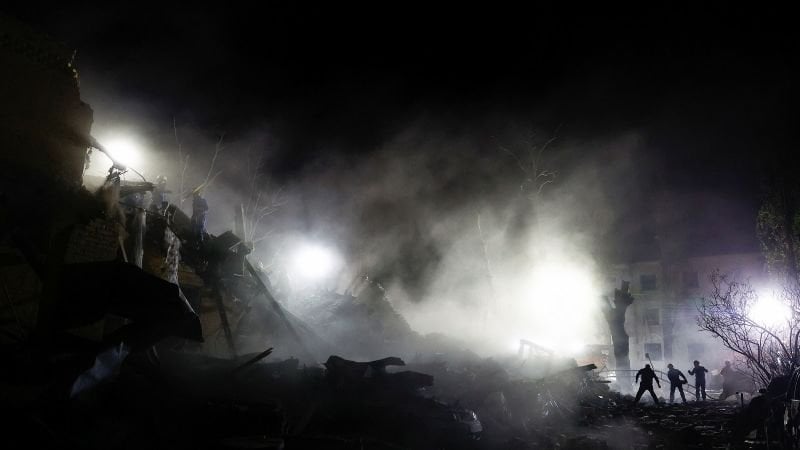 ロシアは、トランプがゼレンスキーが和平交渉を傷つけていると非難するように、ウクライナの首都に対する致命的なストライキを開始します