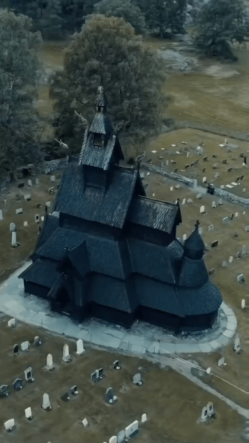 ノルウェーのボルガンド・ステイブ教会は、完全に爪なしで木材で作られた1180年から1250年の間に建てられました。
