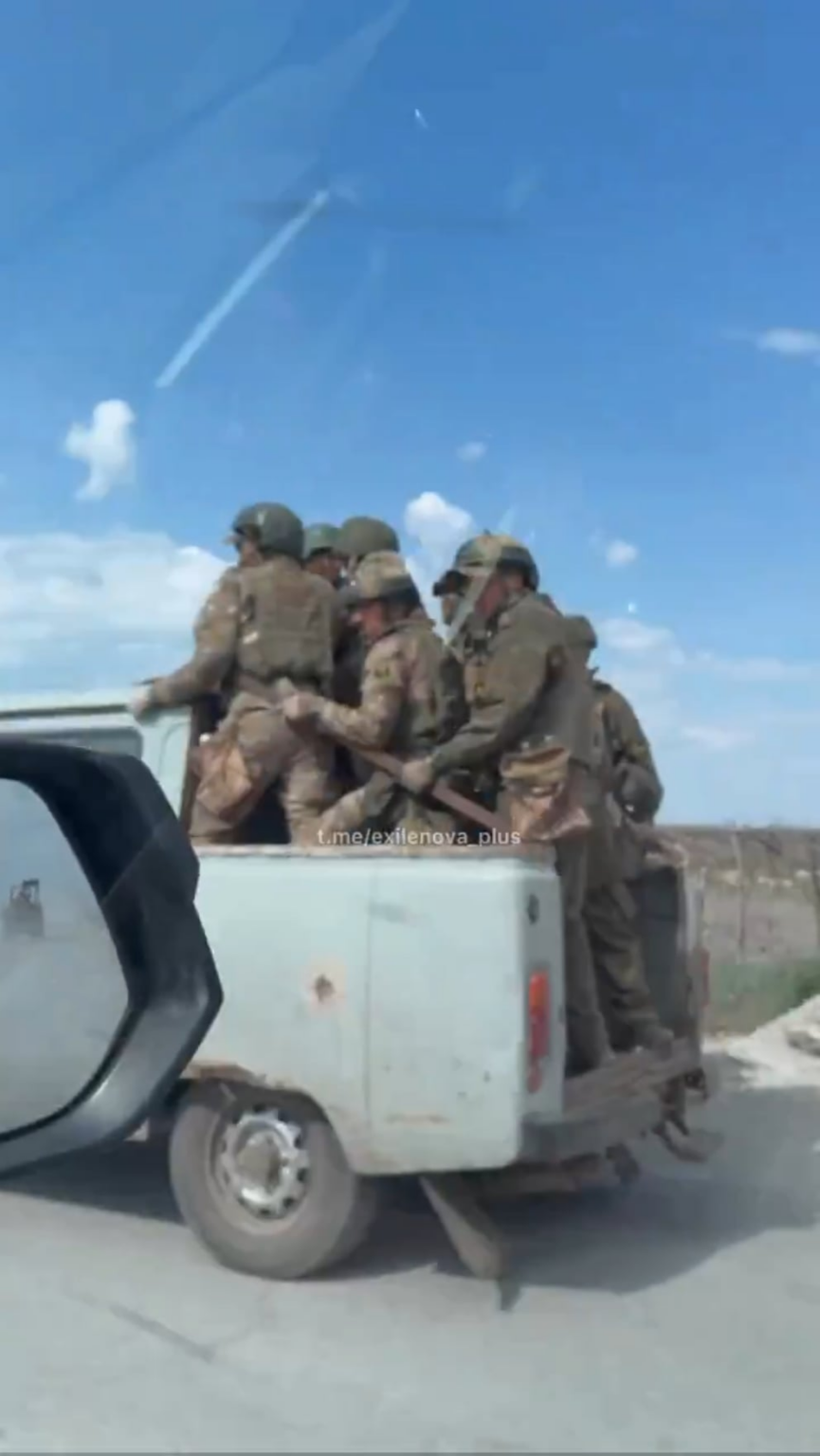 ロシア人は、モスクワの5月9日のパレードのためにすべての装甲車両を集めています。一方、ロシア軍は正面にあります：